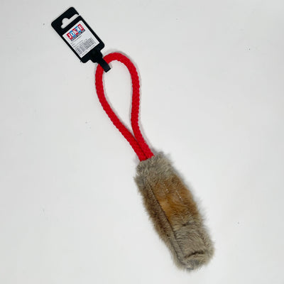 Kotimainen kaninkarvalelu koiralle, jossa piippari ja puuvillainen köysikahva. Pituus noin 40 cm.