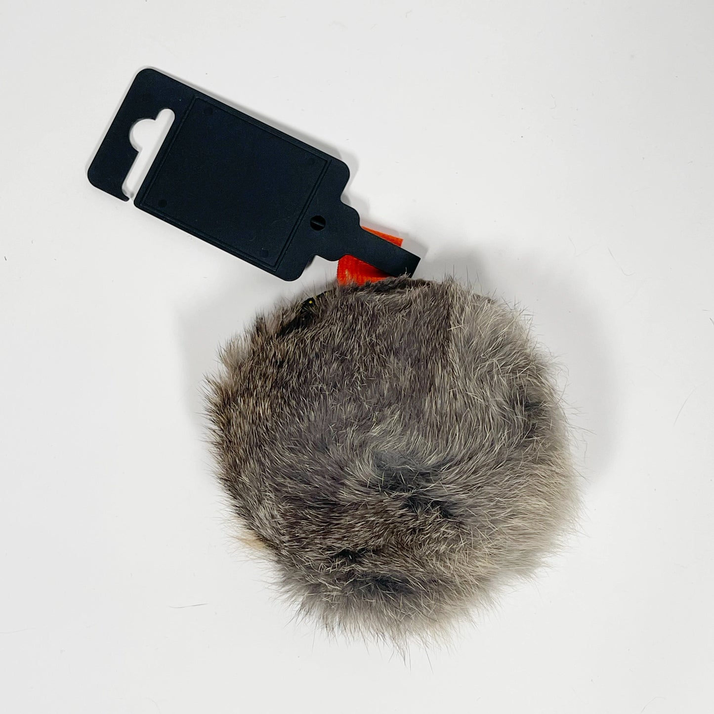 Kotimainen, kaninkarvainen ”keksi”-koiranlelu. EU-alkuperäiset raaka-aineet, pehmeä vanutäyte ja erinomainen motivointilelu noutajille.