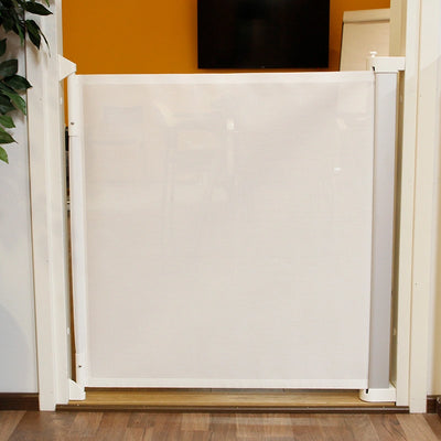 Rullaportti on täydellinen ratkaisu, kun haluat rajata tiloja tyylikkäästi ja huomaamattomasti. Se on suunniteltu erityisesti pienille ja rauhallisille koirille, tarjoten kevyen ja käytännöllisen tavan pitää lemmikkisi turvallisesti rajatulla alueella.