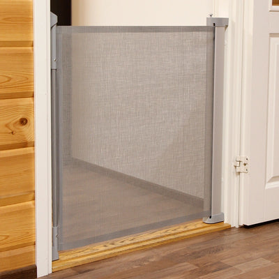 Rullaportti on täydellinen ratkaisu, kun haluat rajata tiloja tyylikkäästi ja huomaamattomasti. Se on suunniteltu erityisesti pienille ja rauhallisille koirille, tarjoten kevyen ja käytännöllisen tavan pitää lemmikkisi turvallisesti rajatulla alueella.