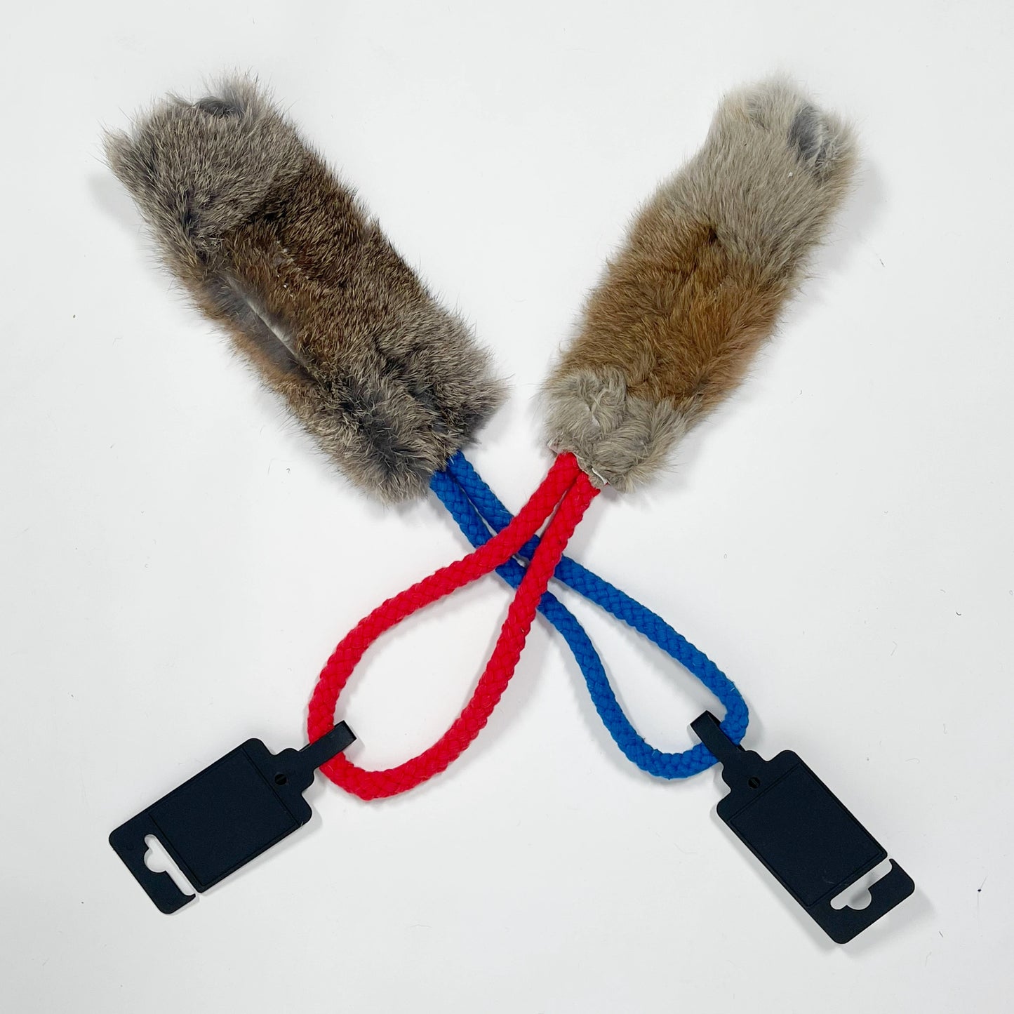 Kotimainen kaninkarvalelu koiralle, jossa piippari ja puuvillainen köysikahva. Pituus noin 40 cm.