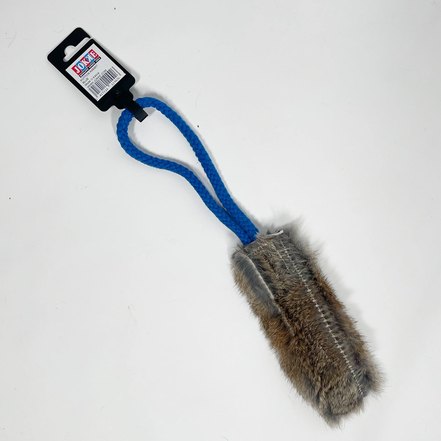 Kotimainen kaninkarvalelu koiralle, jossa piippari ja puuvillainen köysikahva. Pituus noin 40 cm.