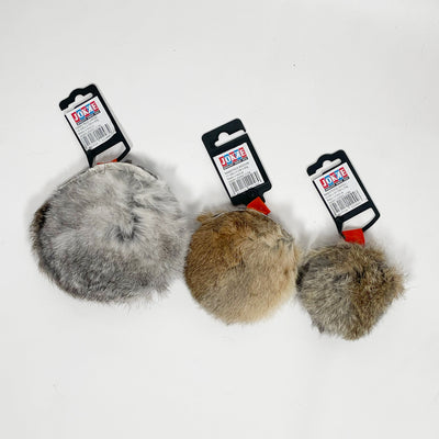 Kotimainen, kaninkarvainen ”keksi”-koiranlelu. EU-alkuperäiset raaka-aineet, pehmeä vanutäyte ja erinomainen motivointilelu noutajille.