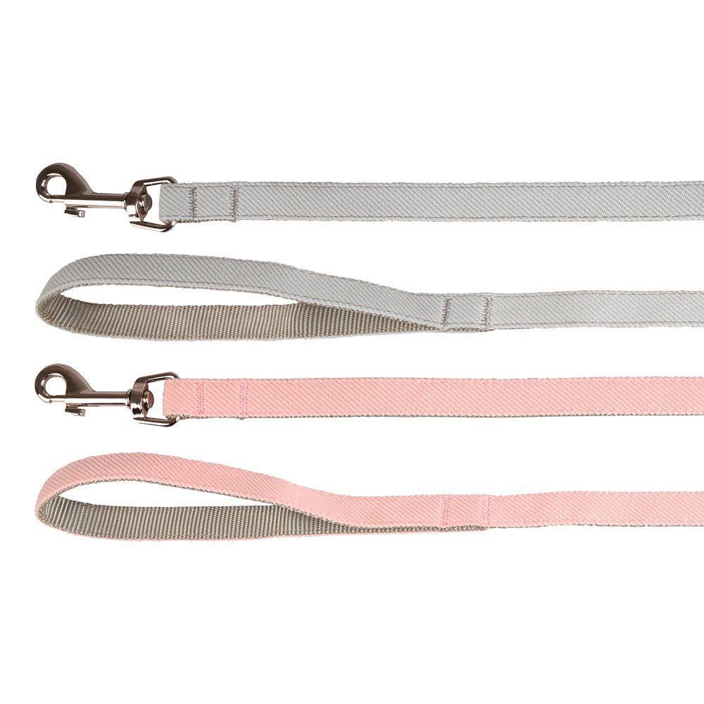 Pehmeästä Nylonista valmistettu talutin. Taluttimessa on metallinen pistoolilukko.