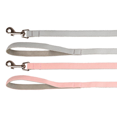 Pehmeästä Nylonista valmistettu talutin. Taluttimessa on metallinen pistoolilukko.