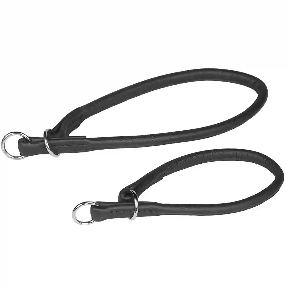 Pet First Economic -kokokiristävä nahkapanta on klassinen ja käytännöllinen valinta koiralle, joka tarvitsee hallintaa ja tyylikästä ulkonäköä. Panta on valmistettu mustasta, pehmeästä verhoilunahasta ja siinä on vahva, kirkas metallilenkki taluttimen kiinnitystä varten.